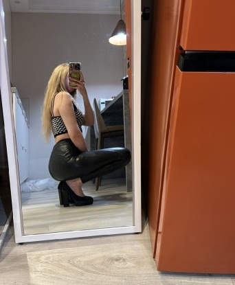 В Москве я создам для тебя незабываемую атмосферу страсти и наслаждения. Мои услуги включают классический и эротический массаж, ролевые игры, стриптиз и многое другое. У меня широкий выбор образов и костюмов, чтобы окунуться в мир фантазий вместе. Мои клиенты всегда остаются довольными и возвращаются ко мне снова и снова. Проверь мои фото в профиле, они на 100% реальные 😘 Жду тебя, чтобы сделать нашу встречу незабываемой! 💋 3700, 21 год